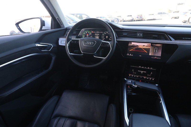 Audi e-tron Vehicle Full-screen Gallery Image 23