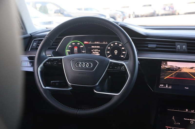 Audi e-tron Vehicle Full-screen Gallery Image 24