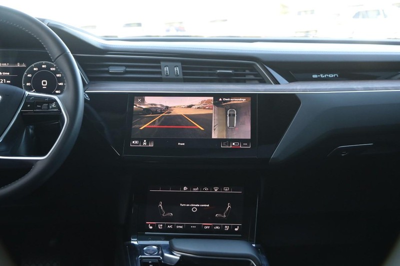 Audi e-tron Vehicle Full-screen Gallery Image 25