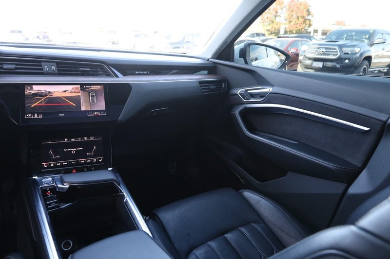 Audi e-tron Vehicle Full-screen Gallery Image 26