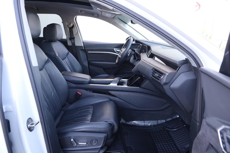 Audi e-tron Vehicle Full-screen Gallery Image 27