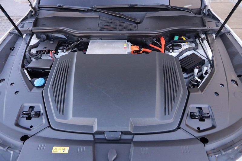 Audi e-tron Vehicle Full-screen Gallery Image 28