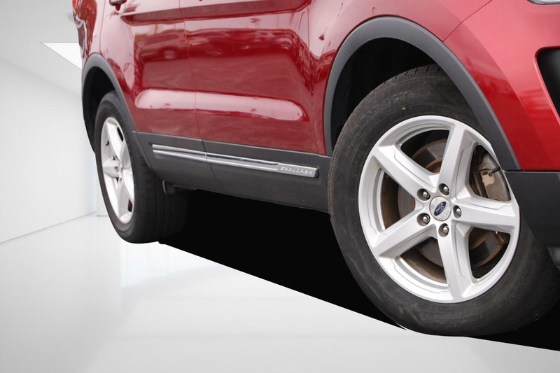 Ford Explorer Vehicle Full-screen Gallery Image 03