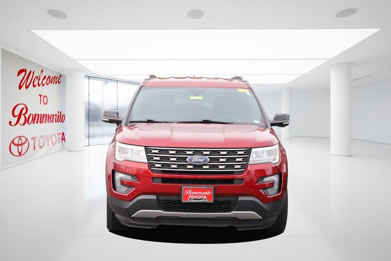 Ford Explorer Vehicle Full-screen Gallery Image 04
