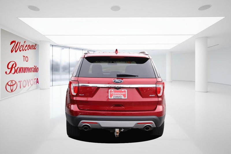 Ford Explorer Vehicle Full-screen Gallery Image 06