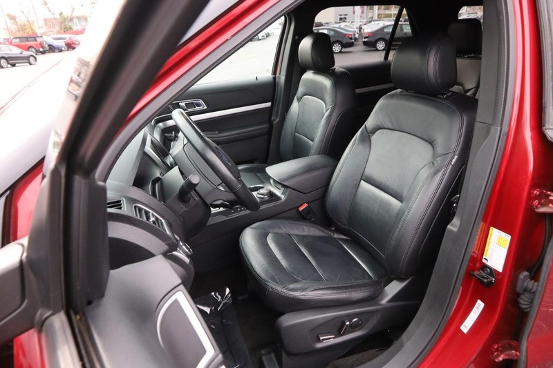 Ford Explorer Vehicle Full-screen Gallery Image 09