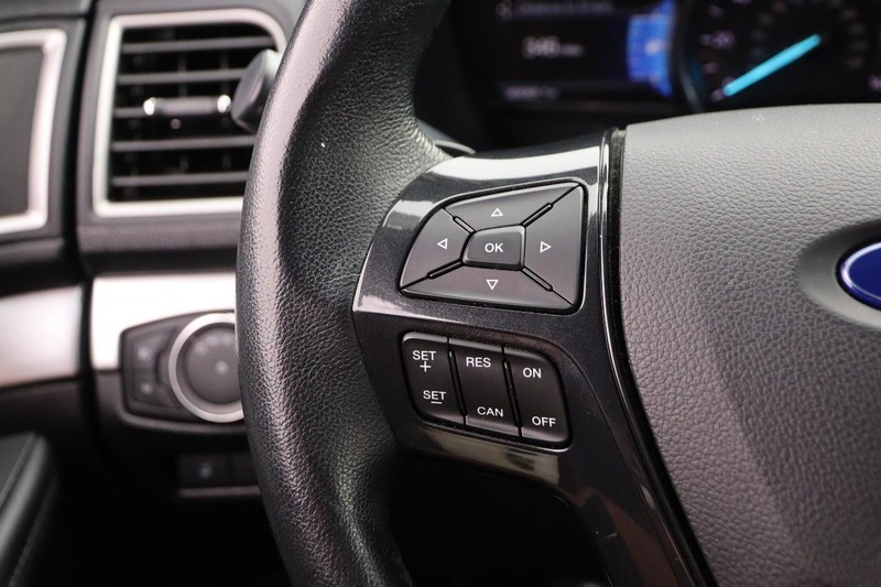 Ford Explorer Vehicle Full-screen Gallery Image 13