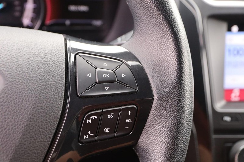 Ford Explorer Vehicle Full-screen Gallery Image 14