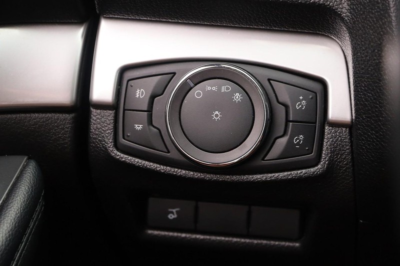 Ford Explorer Vehicle Full-screen Gallery Image 22