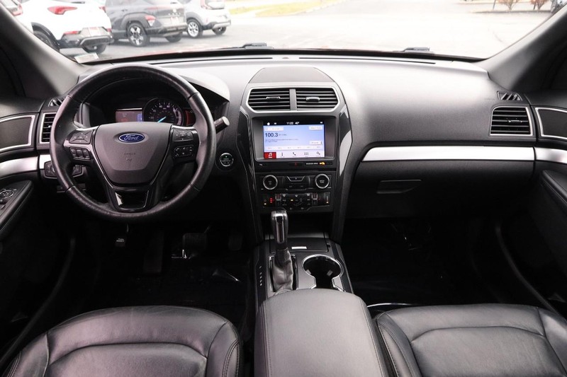 Ford Explorer Vehicle Full-screen Gallery Image 23