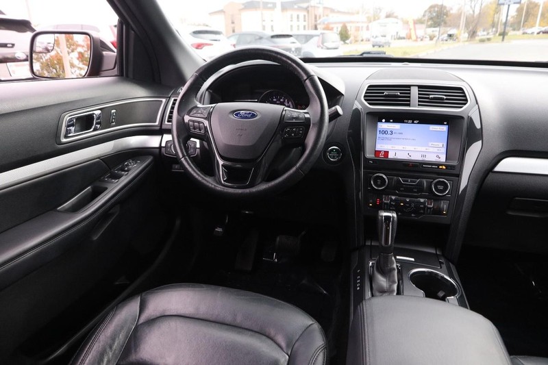 Ford Explorer Vehicle Full-screen Gallery Image 24