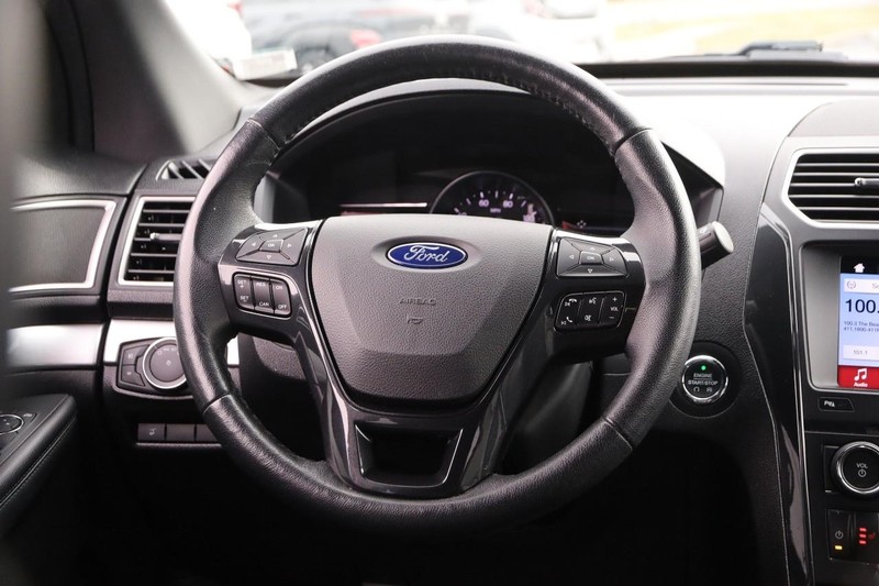 Ford Explorer Vehicle Full-screen Gallery Image 25