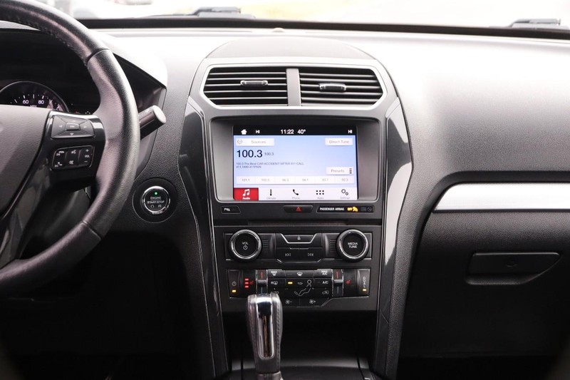 Ford Explorer Vehicle Full-screen Gallery Image 26