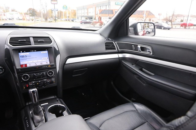 Ford Explorer Vehicle Full-screen Gallery Image 27