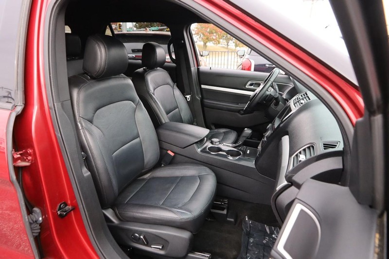 Ford Explorer Vehicle Full-screen Gallery Image 28