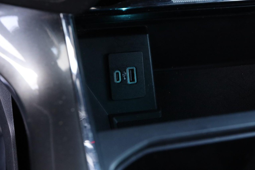 Ford F-150 Vehicle Full-screen Gallery Image 19