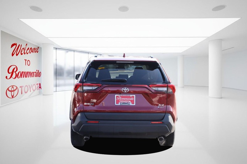 Toyota RAV4 Vehicle Full-screen Gallery Image 6