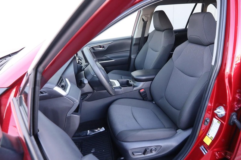 Toyota RAV4 Vehicle Full-screen Gallery Image 8