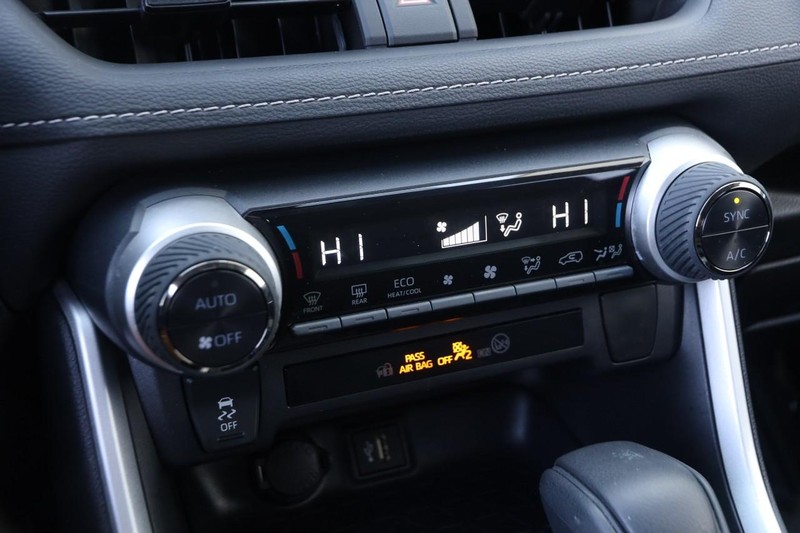 Toyota RAV4 Vehicle Full-screen Gallery Image 17