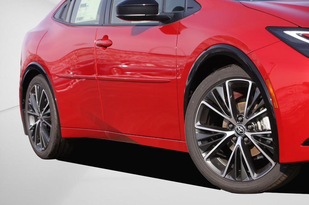 Toyota Prius Vehicle Full-screen Gallery Image 3