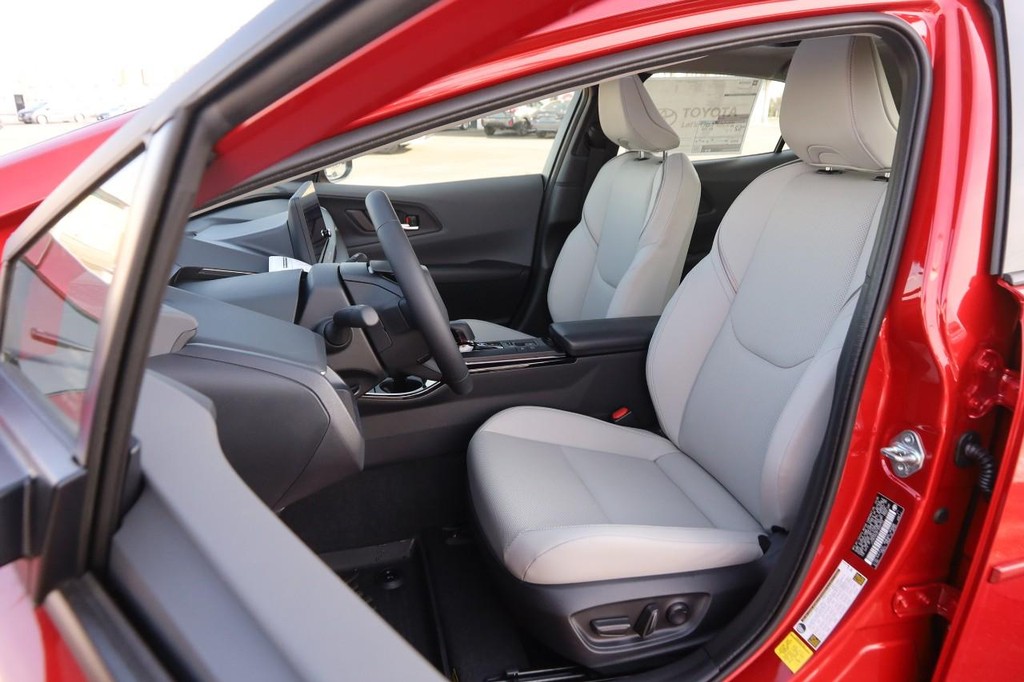 Toyota Prius Vehicle Full-screen Gallery Image 9