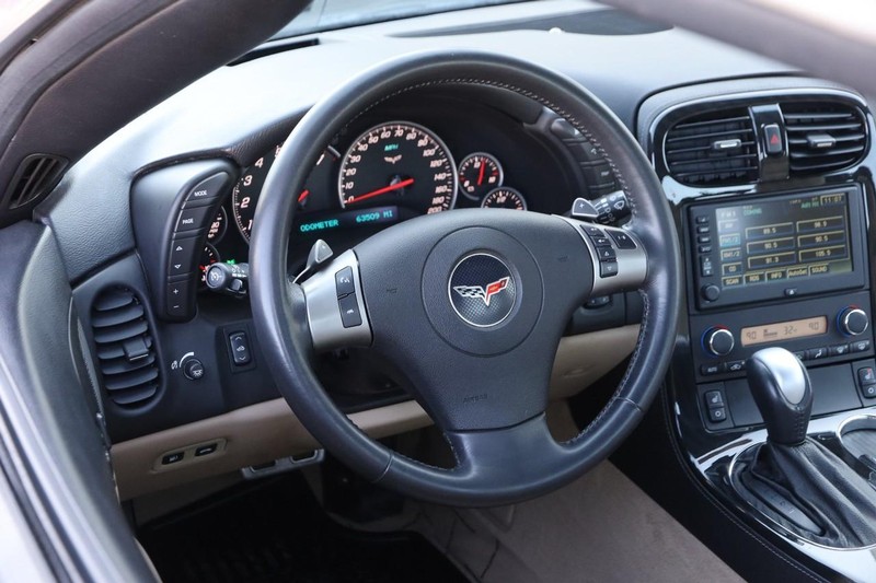 Chevrolet Corvette Vehicle Full-screen Gallery Image 20