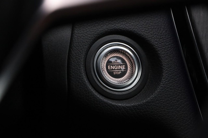 Mercedes-Benz C-Class Vehicle Image 16