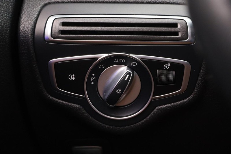 Mercedes-Benz C-Class Vehicle Image 22