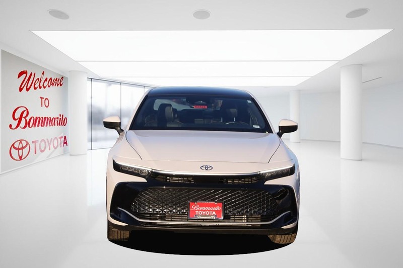 Toyota Crown Vehicle Full-screen Gallery Image 4