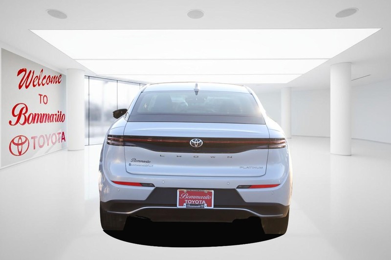 Toyota Crown Vehicle Full-screen Gallery Image 6