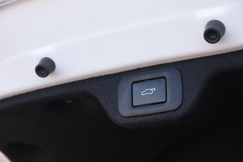 Toyota Crown Vehicle Full-screen Gallery Image 8