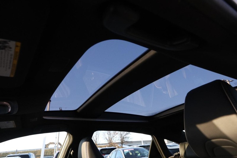 Toyota Crown Vehicle Full-screen Gallery Image 9