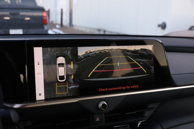 Toyota Crown Vehicle Full-screen Gallery Image 18