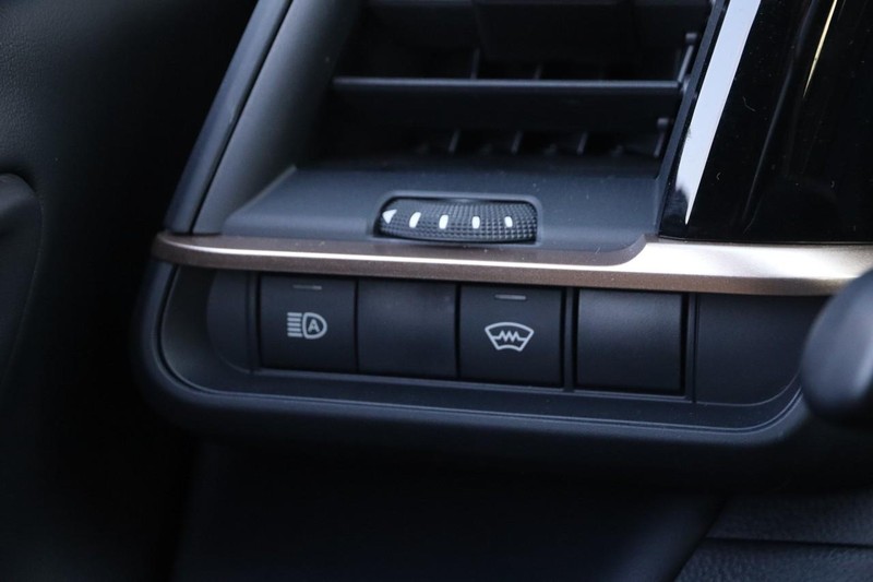 Toyota Crown Vehicle Full-screen Gallery Image 22