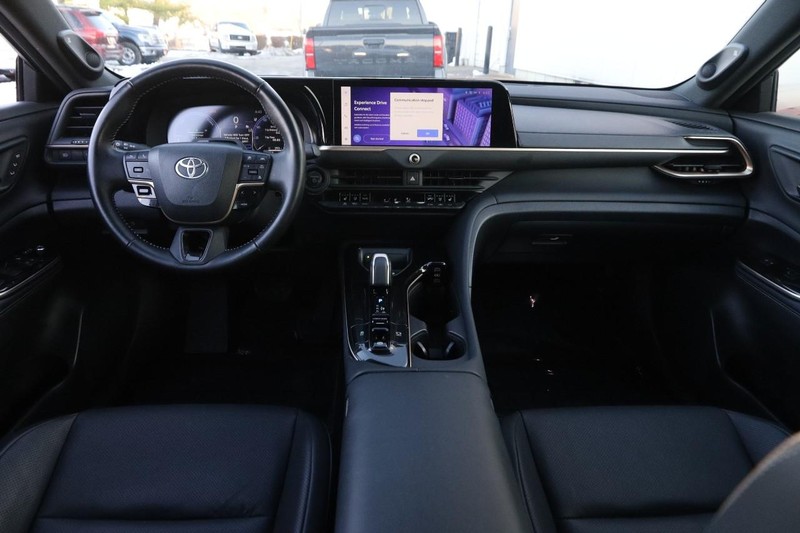 Toyota Crown Vehicle Full-screen Gallery Image 23