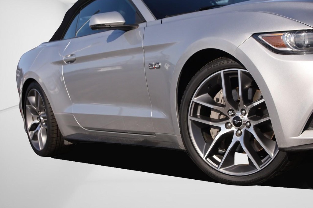 Ford Mustang Vehicle Full-screen Gallery Image 3