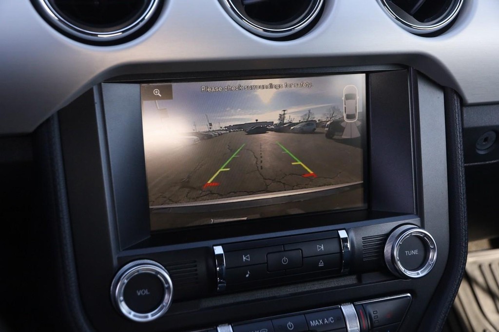 Ford Mustang Vehicle Full-screen Gallery Image 16