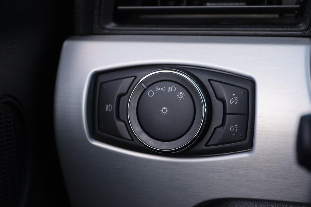 Ford Mustang Vehicle Full-screen Gallery Image 19