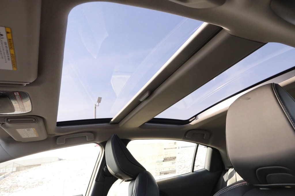 Toyota Prius Vehicle Full-screen Gallery Image 8