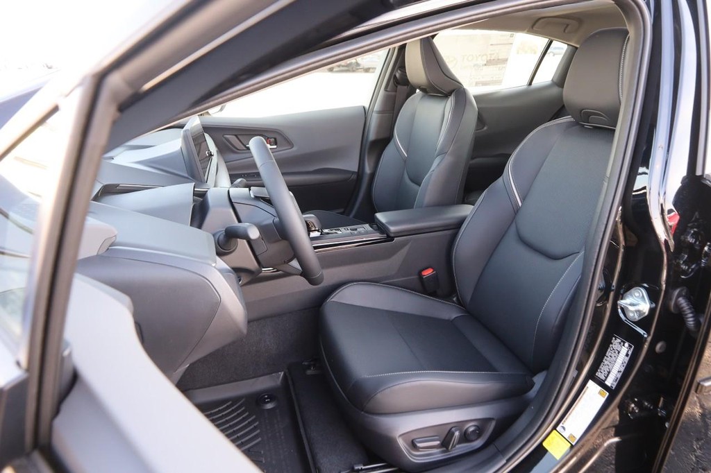 Toyota Prius Vehicle Full-screen Gallery Image 9