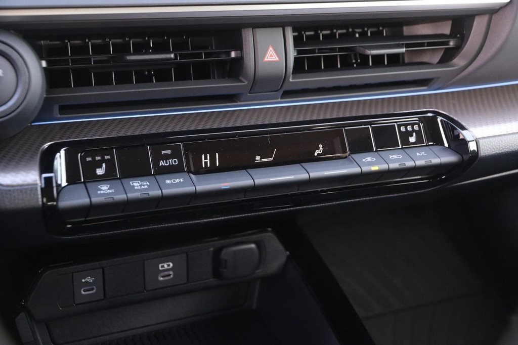 Toyota Prius Vehicle Full-screen Gallery Image 17