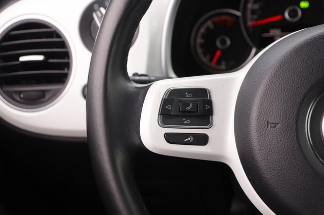 Volkswagen Beetle Convertible Vehicle Image 10