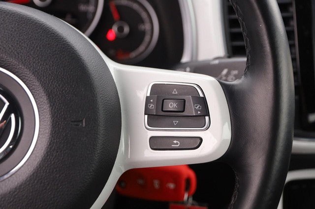 Volkswagen Beetle Convertible Vehicle Image 11