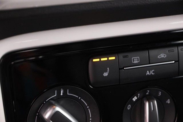 Volkswagen Beetle Convertible Vehicle Image 15