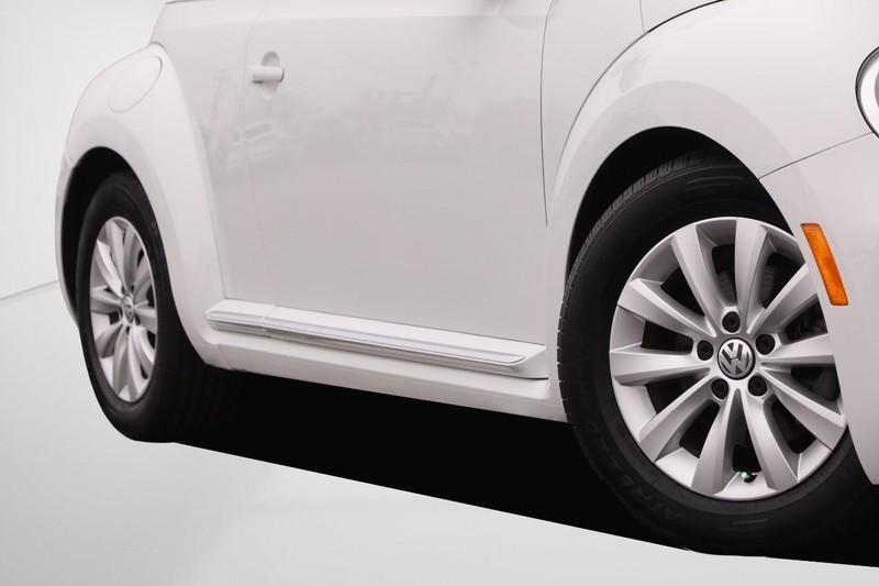 Volkswagen Beetle Convertible Vehicle Image 03