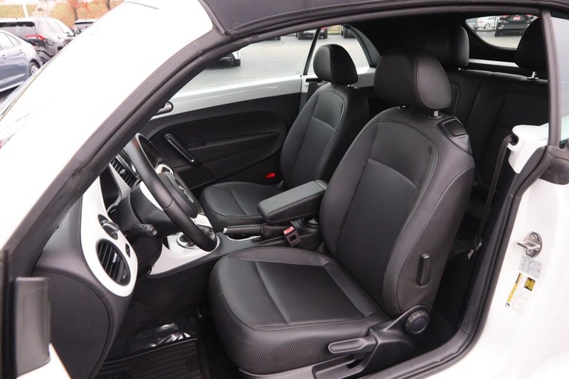 Volkswagen Beetle Convertible Vehicle Image 08