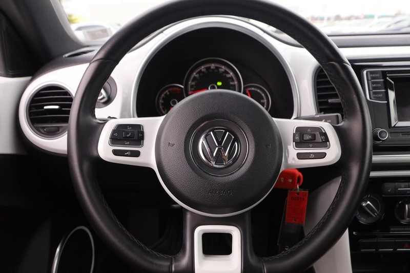 Volkswagen Beetle Convertible Vehicle Image 09