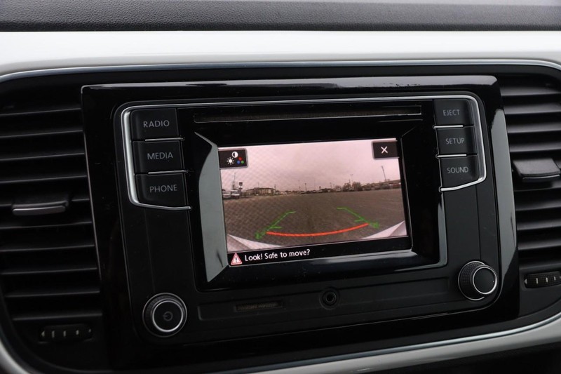 Volkswagen Beetle Convertible Vehicle Image 13