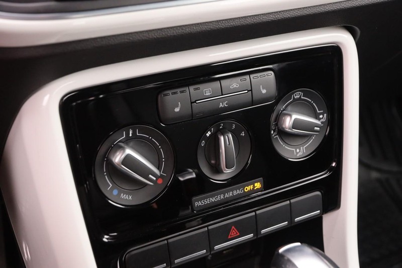 Volkswagen Beetle Convertible Vehicle Image 14