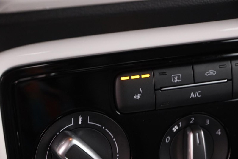 Volkswagen Beetle Convertible Vehicle Image 15